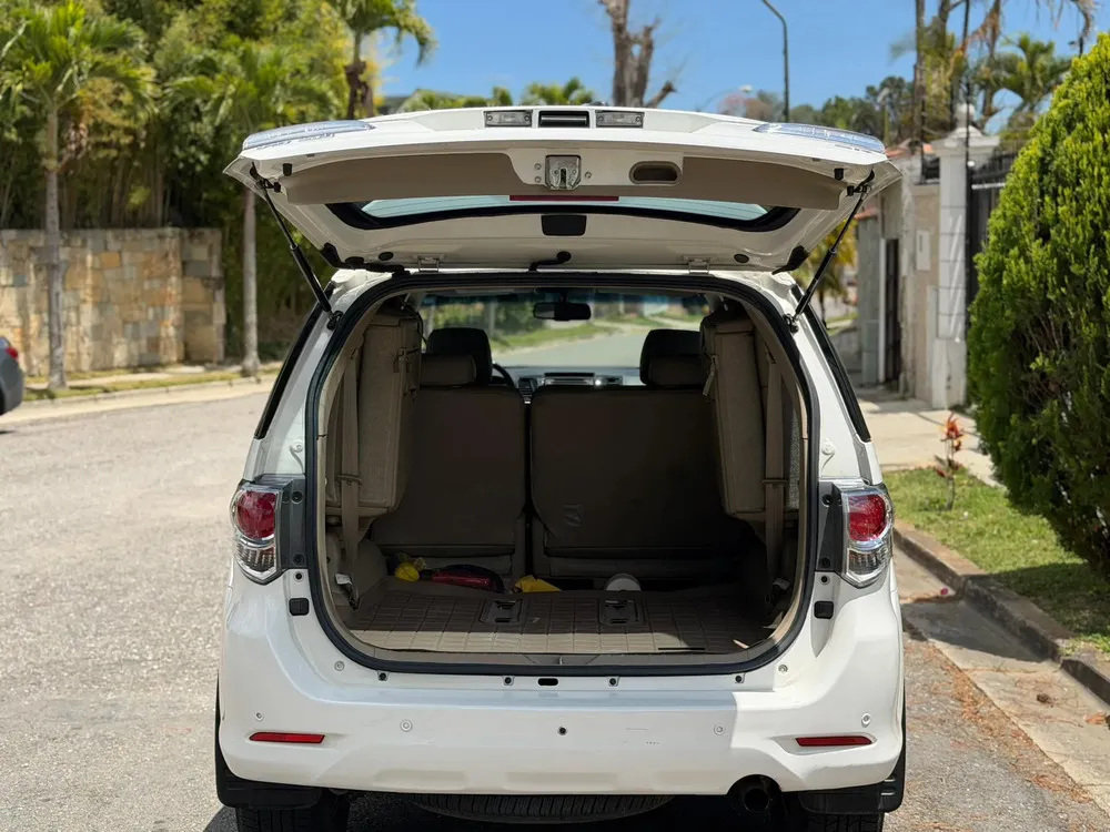 Vista 10 del vehículo: Toyota Fortuner