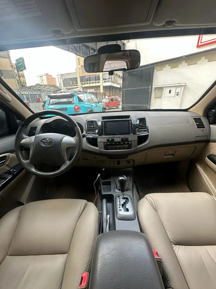 Vista 10 del vehículo: Toyota Fortuner