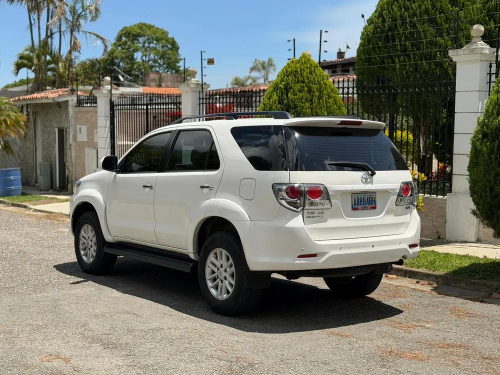 Vista 7 del vehículo: Toyota Fortuner