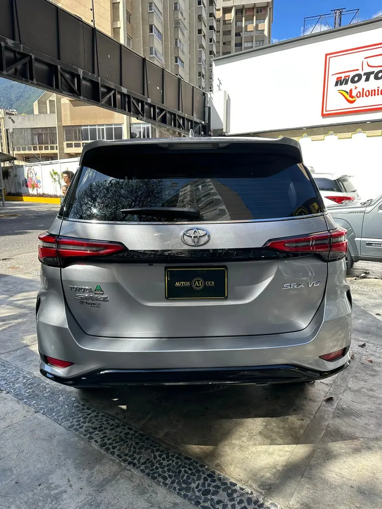 Vista 8 del vehículo: Toyota Fortuner