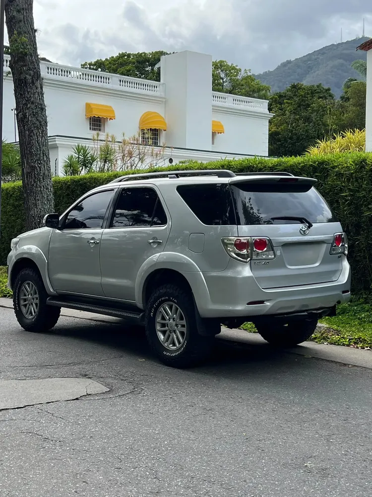 Vista 3 del vehículo: Toyota Fortuner
