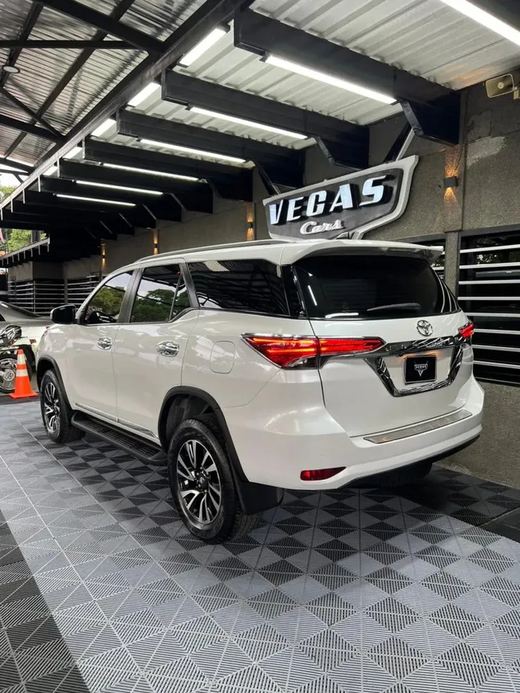 Vista 3 del vehículo: Toyota Fortuner