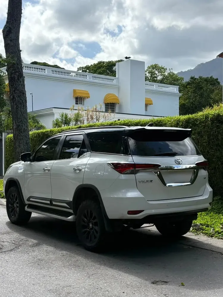 Vista 4 del vehículo: Toyota Fortuner