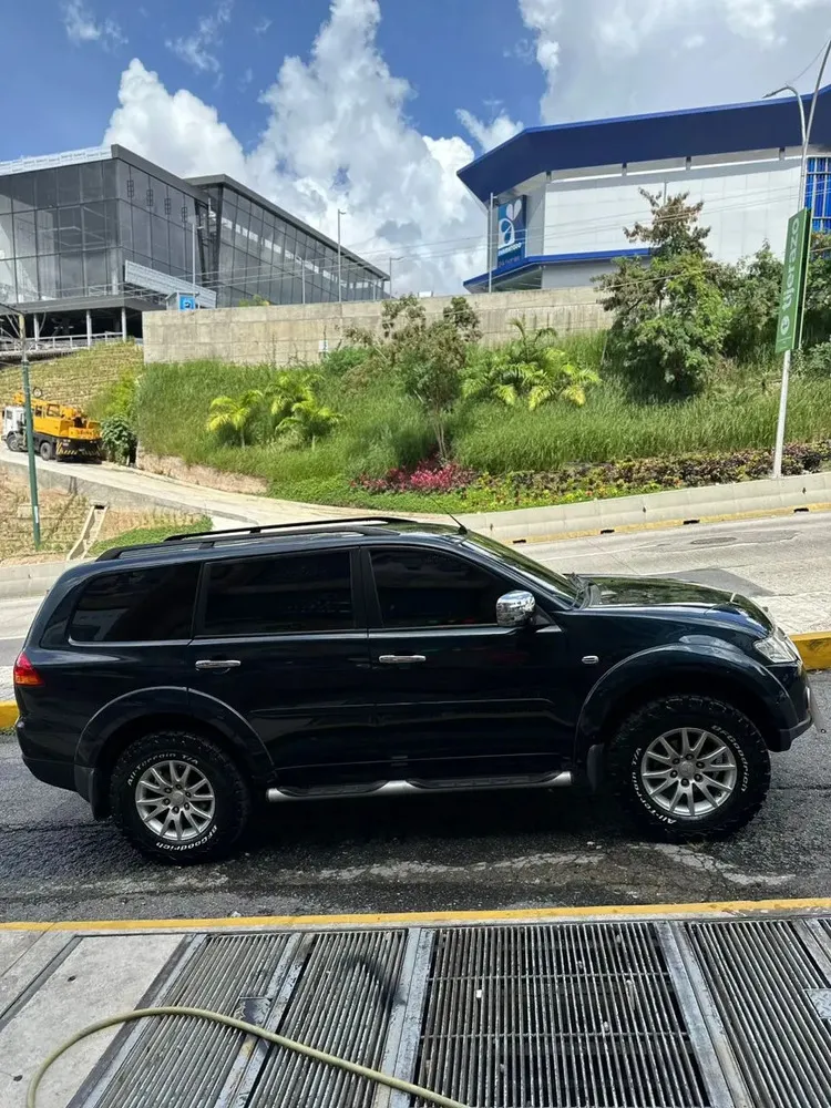 Vista 4 del vehículo: Mitsubishi Montero Sport