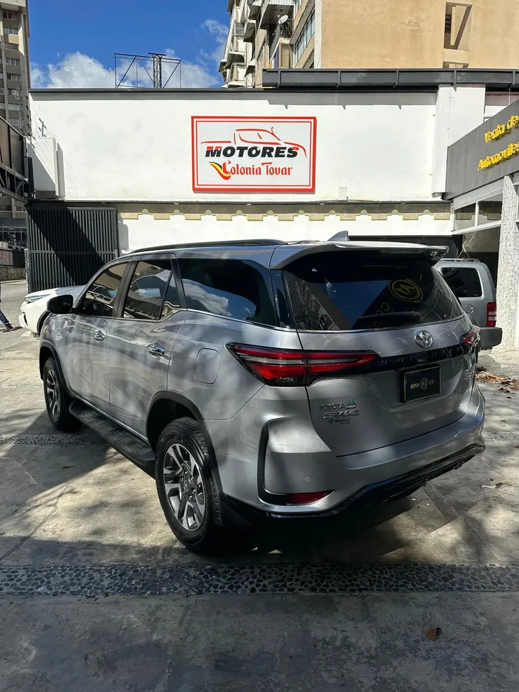 Vista 7 del vehículo: Toyota Fortuner