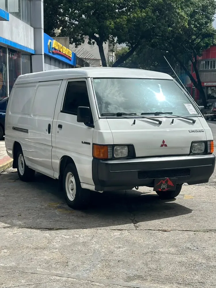 Vista 2 del vehículo: Mitsubishi Panel