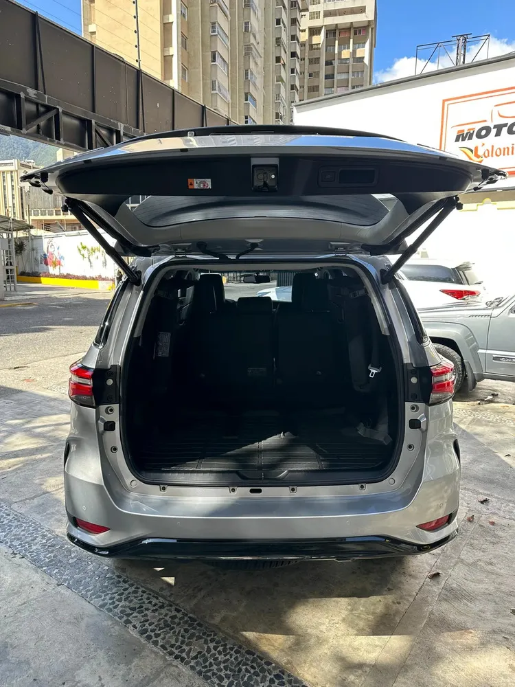 Vista 3 del vehículo: Toyota Fortuner