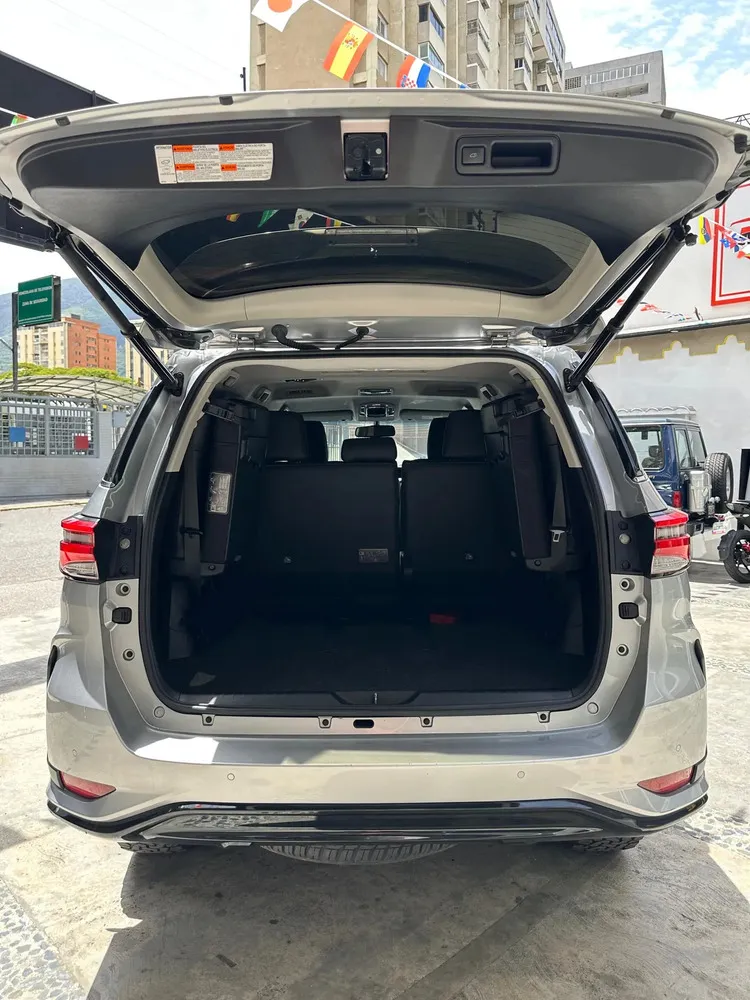 Vista 3 del vehículo: Toyota Fortuner