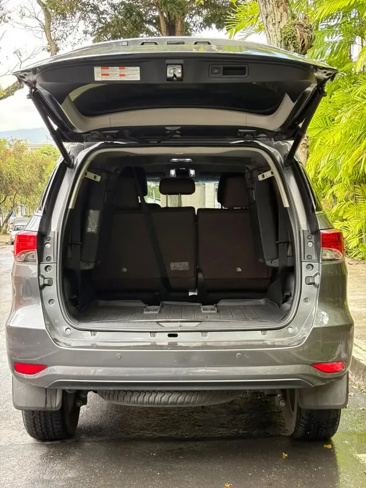 Vista 7 del vehículo: Fortuner Dubai