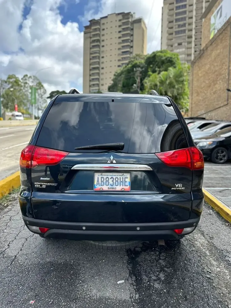 Vista 6 del vehículo: Mitsubishi Montero Sport