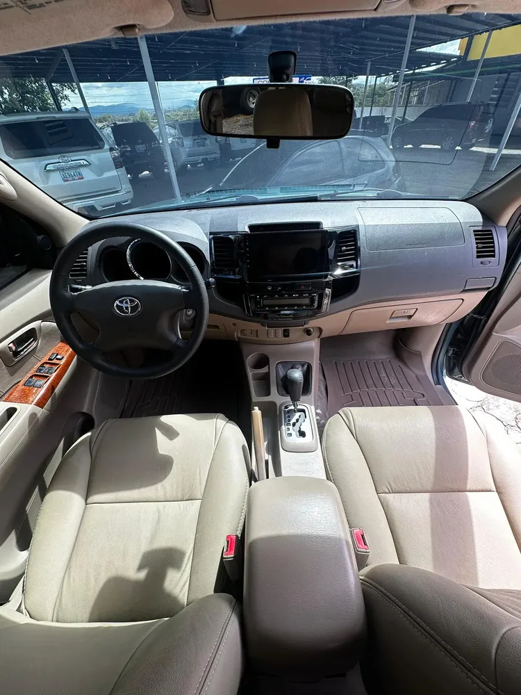 Vista 8 del vehículo: Toyota Fortuner