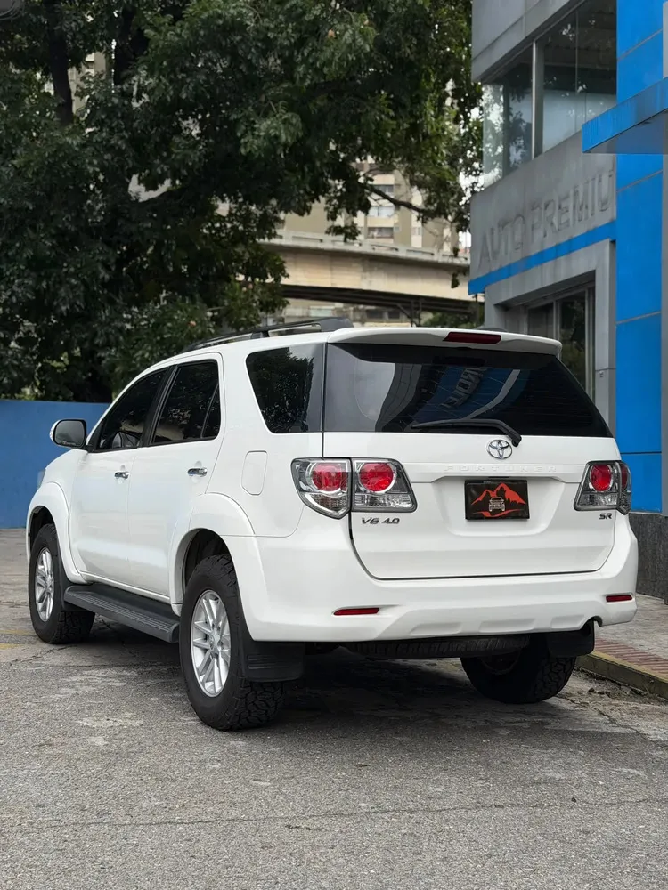Vista 9 del vehículo: Toyota Fortuner