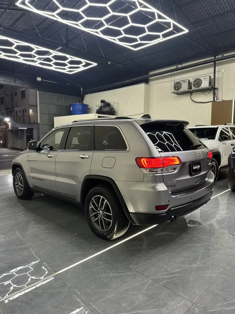 Vista 4 del vehículo: Jeep Grand