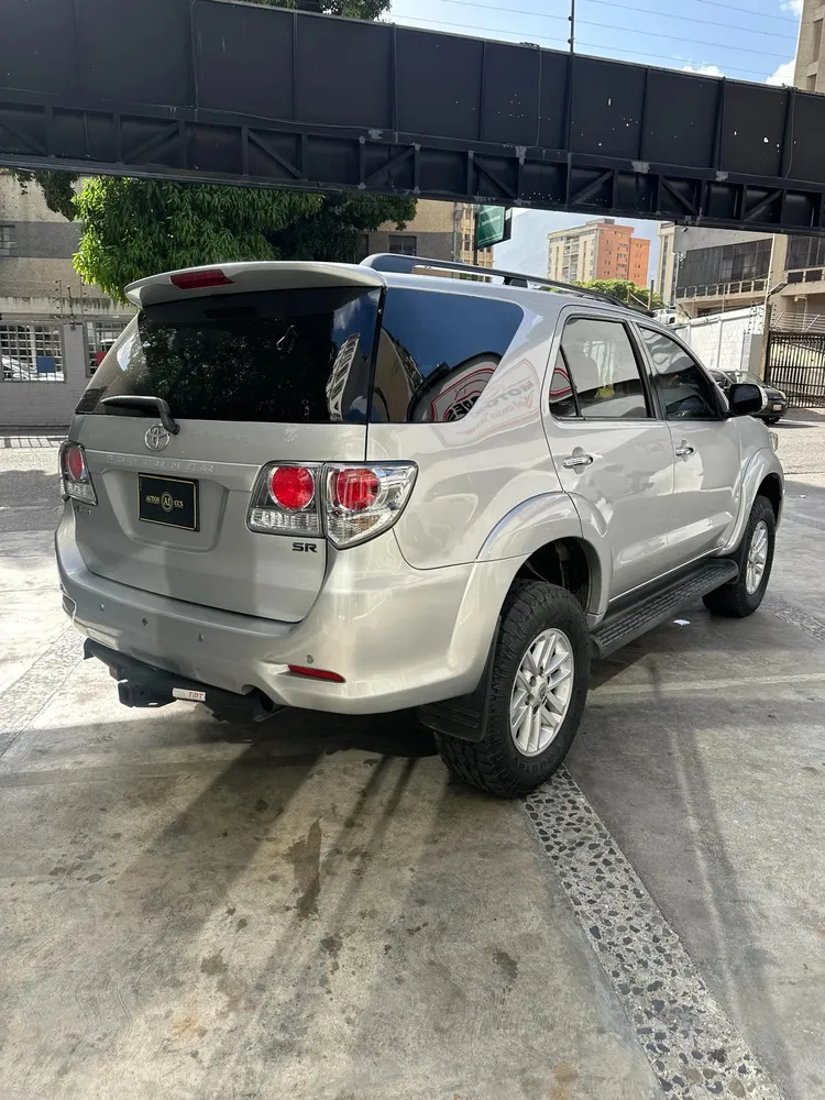 Vista 2 del vehículo: Toyota Fortuner