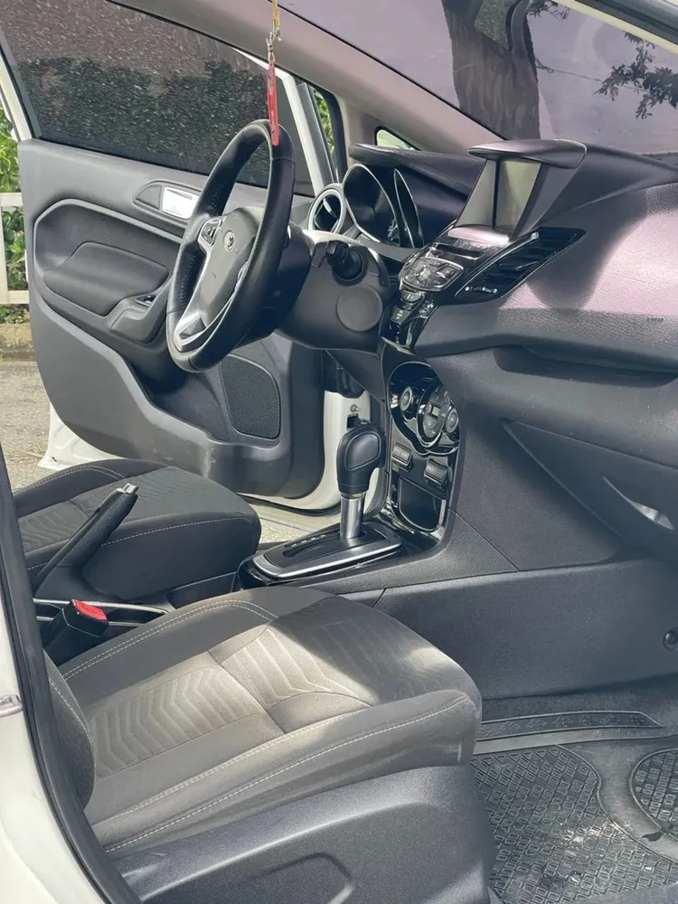 Vista 9 del vehículo: Ford Fiesta Titanium